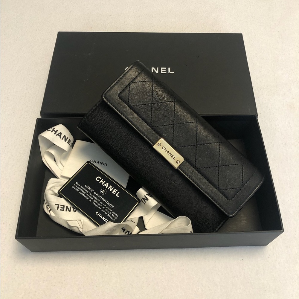 CHANEL LABEL CLICK FLAP WALLET
